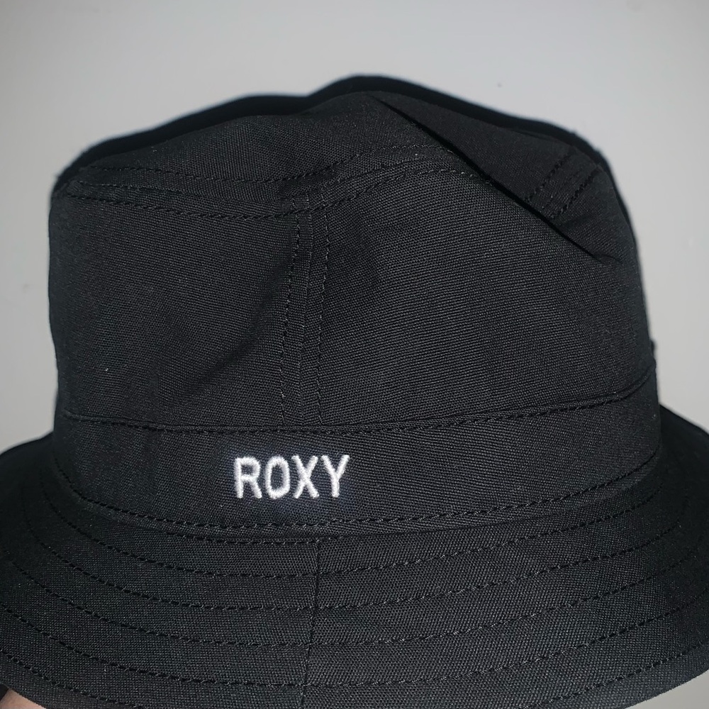 Roxy bucket hat